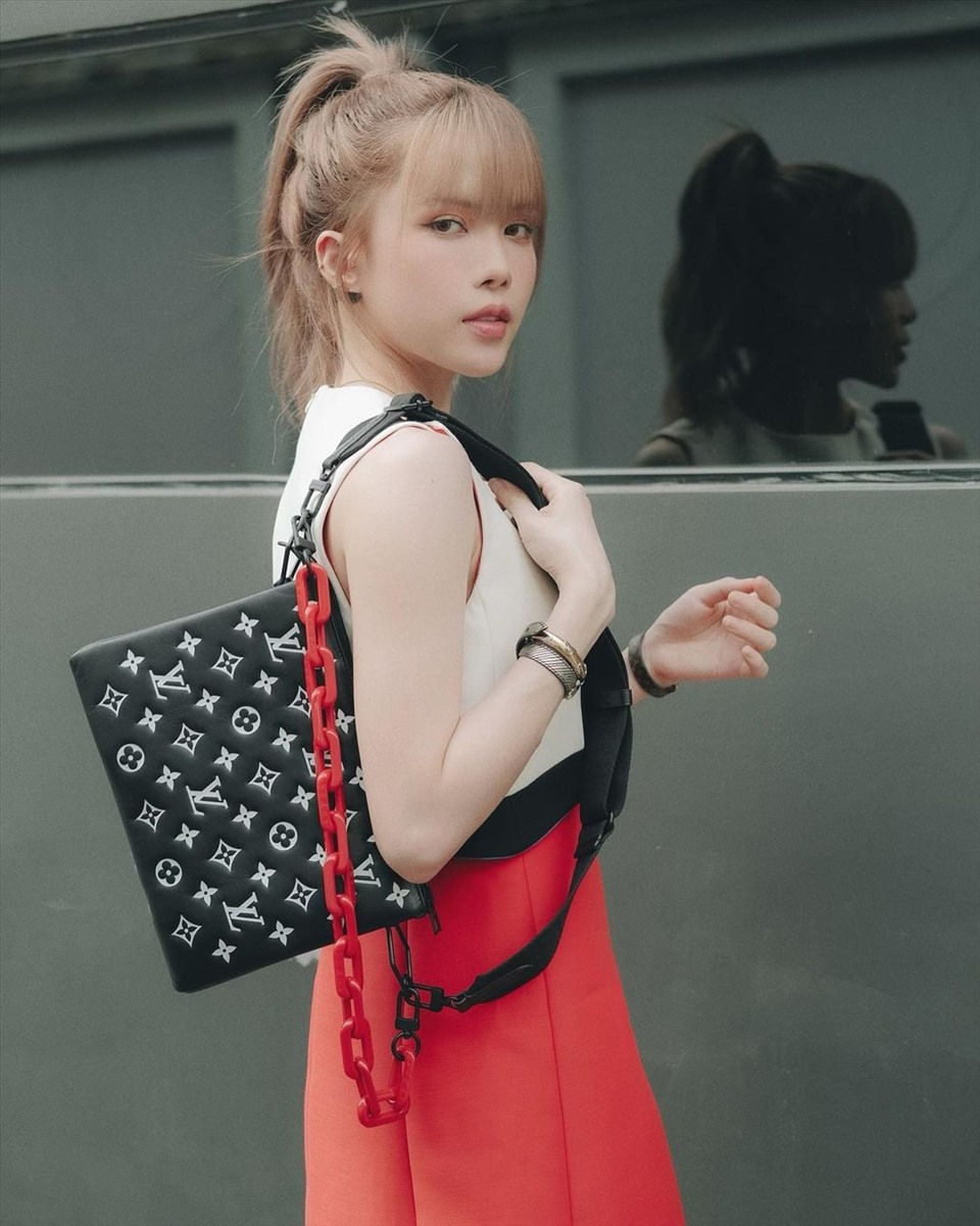 Tình tin đồn suốt 8 năm của chủ tịch Sơn Tùng M-TP: Nhan sắc, tài năng nhưng mãi chưa vụt sáng, cứ xách hàng hiệu là bị nghi fake, vừa nhá hàng MV mới đã bị gọi tên cùng người cũ - Ảnh 6. Tình tin đồn suốt 8 năm của chủ tịch Sơn Tùng M-TP: Nhan sắc, tài năng nhưng mãi chưa vụt sáng, cứ xách hàng hiệu là bị nghi fake, vừa nhá hàng MV mới đã bị gọi tên cùng người cũ - Ảnh 6.