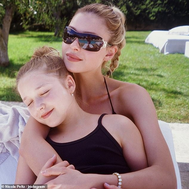 Con gái út của Victoria Beckham chung khung hình với chị dâu: Style chẳng hề lép vế, nhan sắc lại càng không!  - Ảnh 6.
