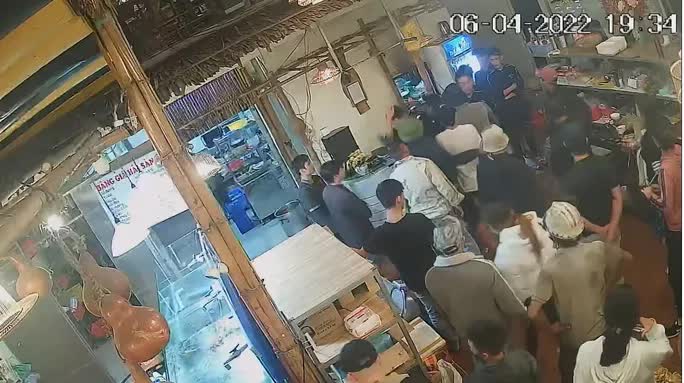 CLIP: Phẫn nộ với nhóm khách bắt nhân viên quán ăn xếp hàng để hành hung - Ảnh 2. CLIP: Phẫn nộ với nhóm khách bắt nhân viên quán ăn xếp hàng để hành hung - Ảnh 2.