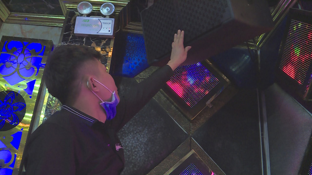 Hà Nội: Karaoke, quán game trăn trở trong ngày đầu được mở cửa trở lại sau 1 năm đóng cửa, cài then - Ảnh 1.