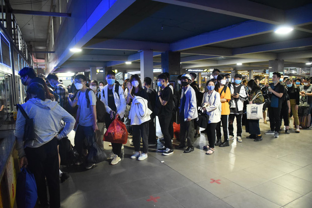  Hà Nội: Đông nghẹt người dân xếp hàng chờ mua vé, đứng vạ vật bên đường chờ đợi bắt xe về quê nghỉ lễ Giỗ Tổ Hùng Vương - Ảnh 2.