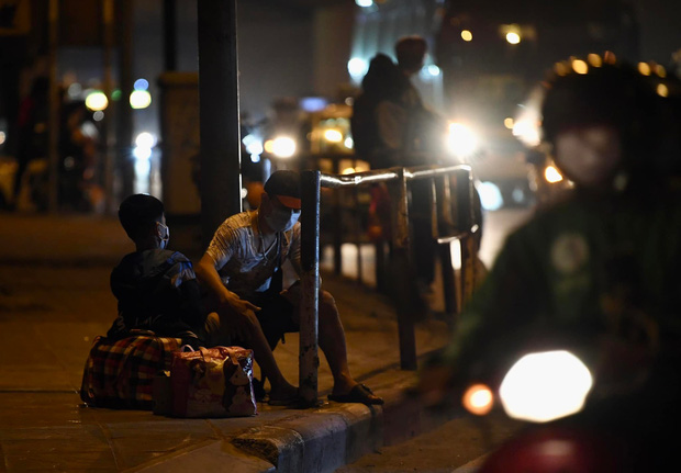  Hà Nội: Đông nghẹt người dân xếp hàng chờ mua vé, đứng vạ vật bên đường chờ đợi bắt xe về quê nghỉ lễ Giỗ Tổ Hùng Vương - Ảnh 13.
