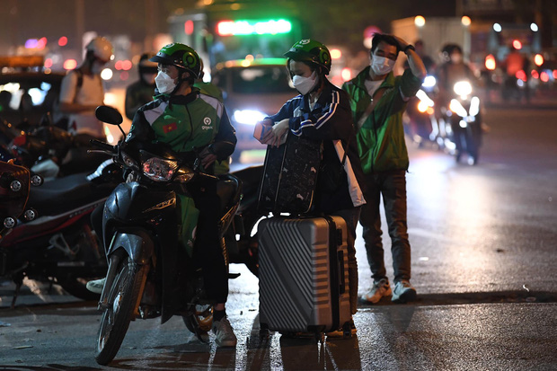  Hà Nội: Đông nghẹt người dân xếp hàng chờ mua vé, đứng vạ vật bên đường chờ đợi bắt xe về quê nghỉ lễ Giỗ Tổ Hùng Vương - Ảnh 8.