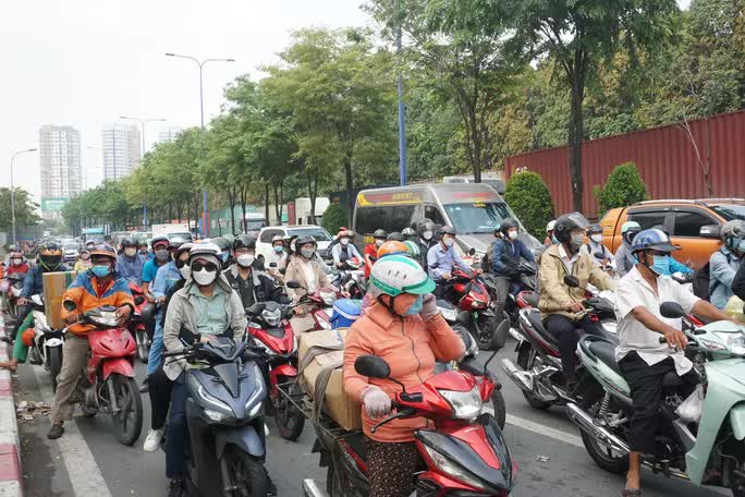 TP HCM: Kẹt xe tại bến xe, tuyến đường cửa ngõ ngày đầu nghỉ Lễ Giỗ Tổ Hùng Vương - Ảnh 2. TP HCM: Kẹt xe tại bến xe, tuyến đường cửa ngõ ngày đầu nghỉ Lễ Giỗ Tổ Hùng Vương - Ảnh 2.