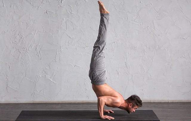 5 động tác Yoga trước khi ngủ giúp đàn ông bền bỉ, kéo dài tuổi thọ, thể lực sung mãn  - Ảnh 1.