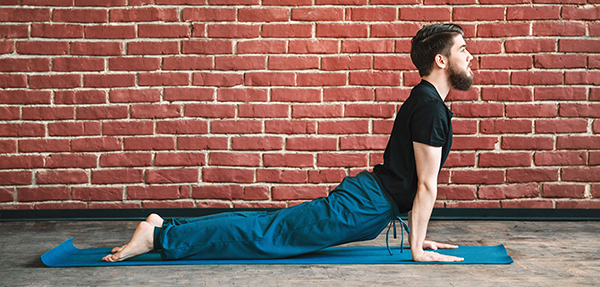 5 động tác Yoga trước khi ngủ giúp đàn ông bền bỉ, kéo dài tuổi thọ, thể lực sung mãn  - Ảnh 5.