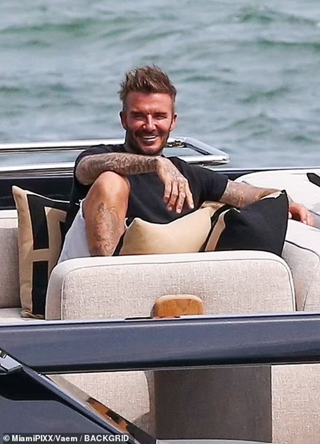 Trước ngày cưới, Brooklyn Beckham xuất hiện đầy lo lắng trong khi bố David vui vẻ đi chơi trên du thuyền triệu USD - Ảnh 4.