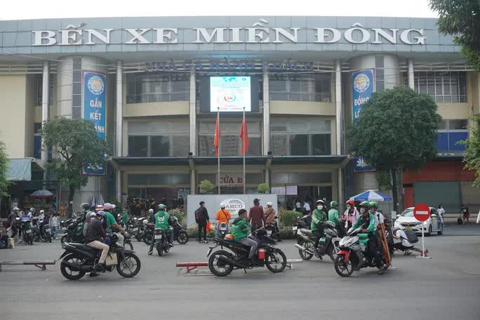 TP HCM: Kẹt xe tại bến xe, tuyến đường cửa ngõ ngày đầu nghỉ Lễ Giỗ Tổ Hùng Vương - Ảnh 6. TP HCM: Kẹt xe tại bến xe, tuyến đường cửa ngõ ngày đầu nghỉ Lễ Giỗ Tổ Hùng Vương - Ảnh 6.