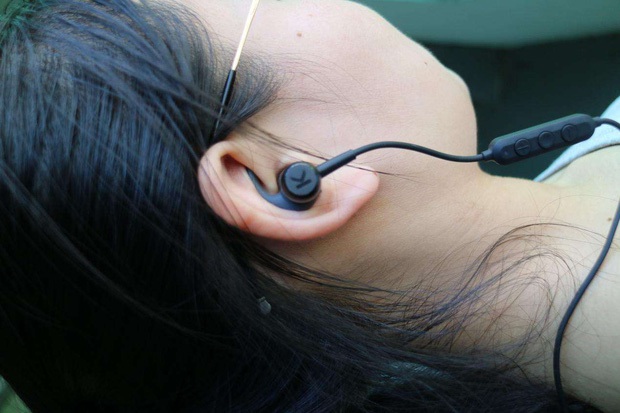  1,1 tỷ người trẻ sẽ có nguy cơ bị điếc vì thói quen sử dụng tai nghe sai cách - Ảnh 1.