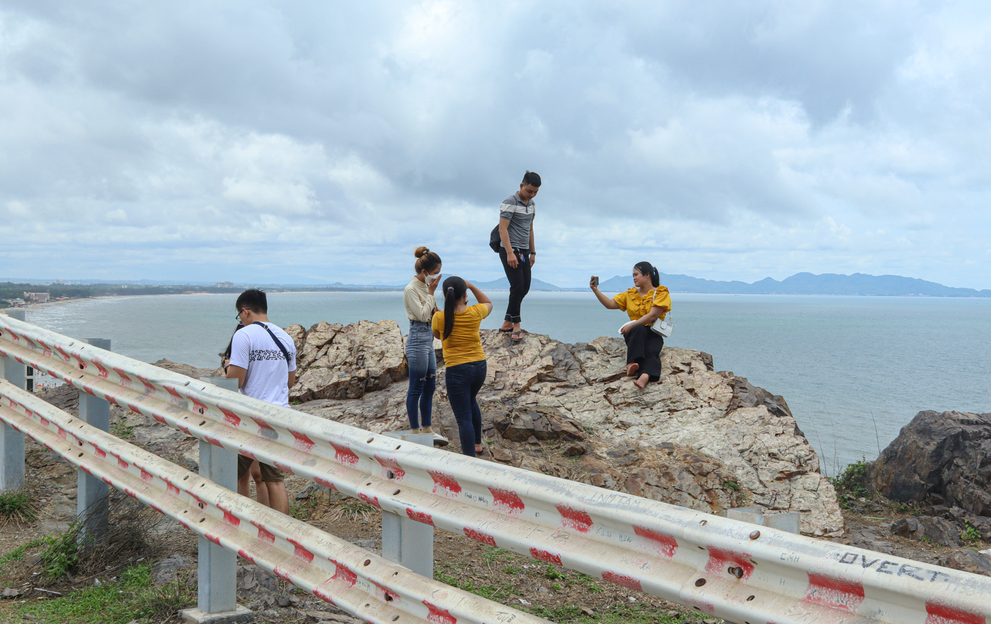  Giới trẻ đua nhau leo núi đá để check-in ảnh độc toàn cảnh Vũng Tàu - Ảnh 4.