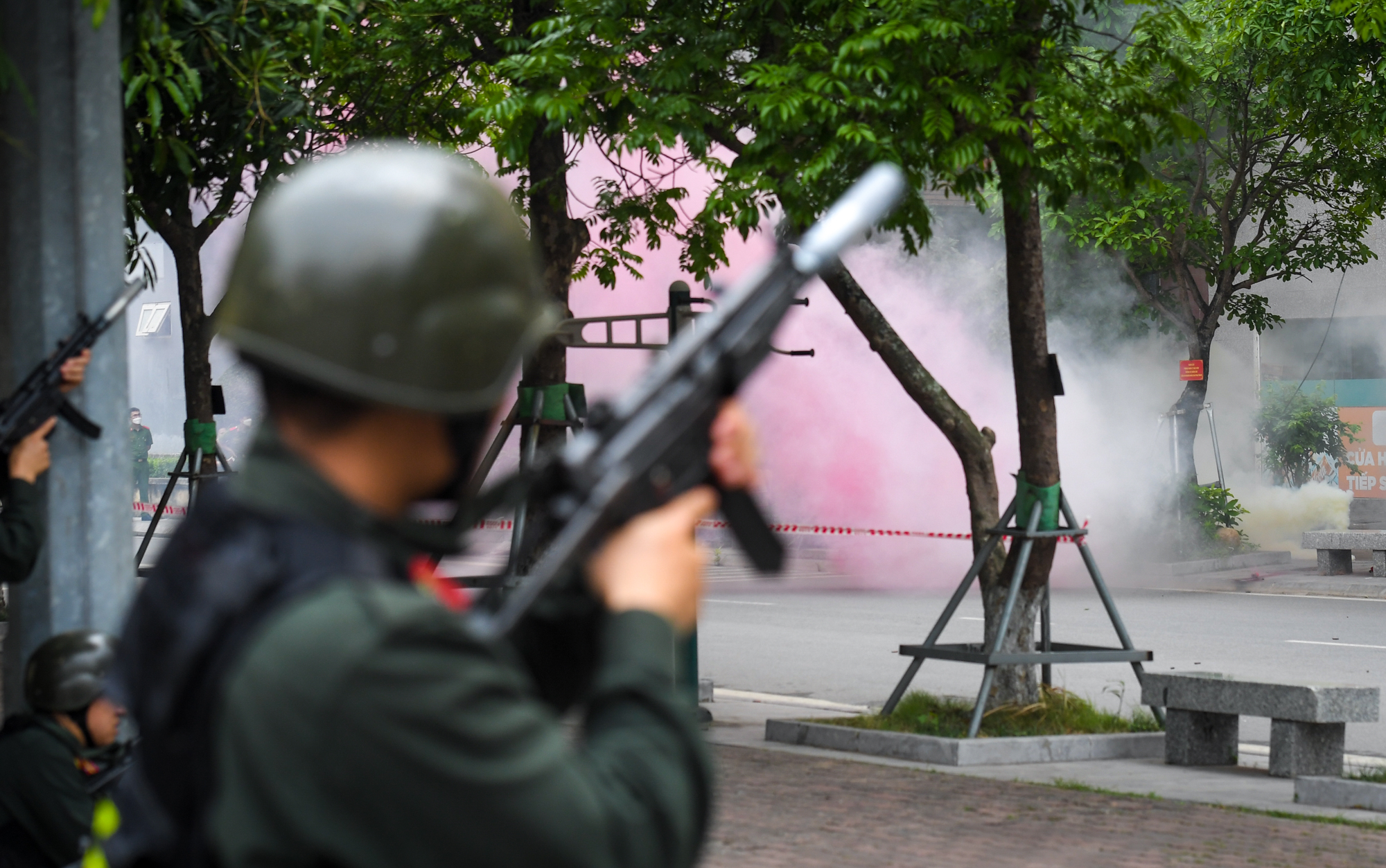 Nữ cảnh sát lái xe phân khối lớn, biểu diễn một đánh ba hấp dẫn như phim - Ảnh 12.