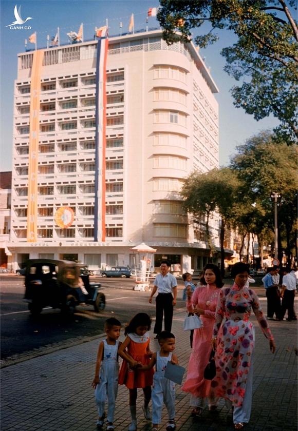 Khách sạn nào có phòng Tổng thống VIP nhất Sài Gòn: Nơi là kỳ quan lịch sử từng bị đánh bom, nơi lại có giá đến 300 triệu đồng/đêm - Ảnh 12.