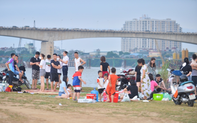  Ảnh: Hàng nghìn người đổ về bãi sông Hồng trải chiếu, dựng lều trại giải nhiệt đầu mùa hè - Ảnh 5.