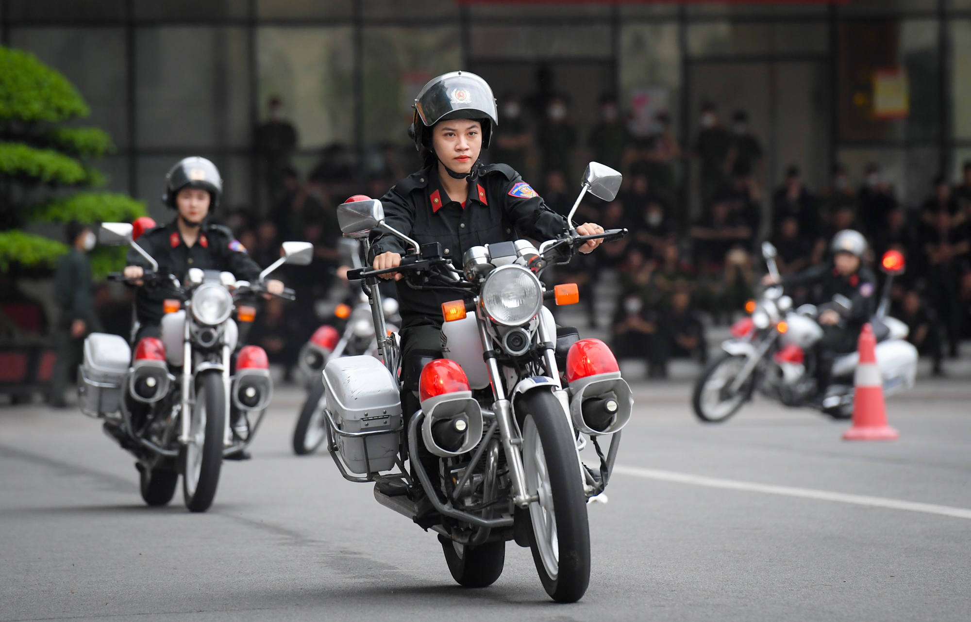 Nữ cảnh sát lái xe phân khối lớn, biểu diễn một đánh ba hấp dẫn như phim - Ảnh 6.