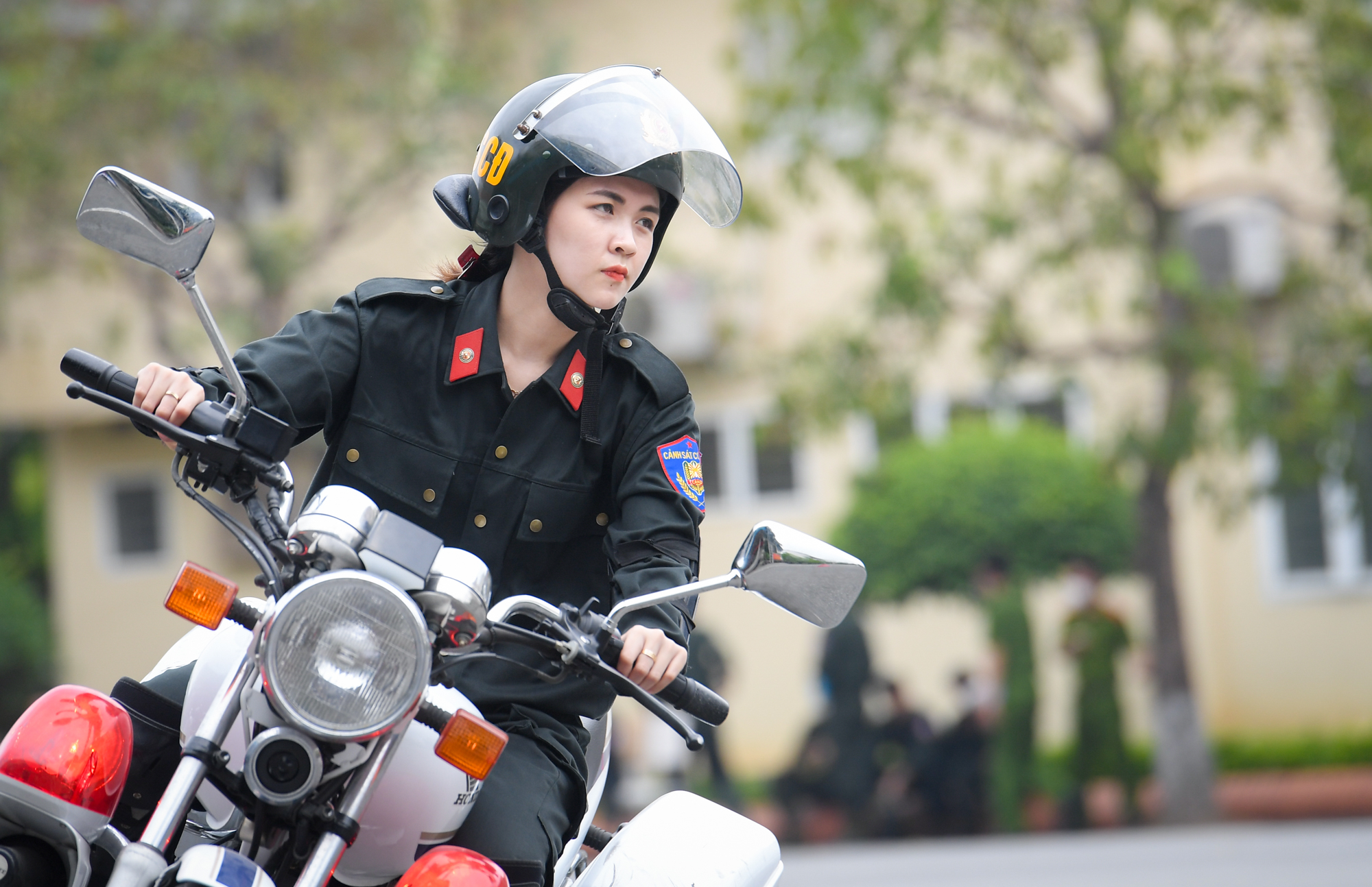 Nữ cảnh sát lái xe phân khối lớn, biểu diễn một đánh ba hấp dẫn như phim - Ảnh 7.