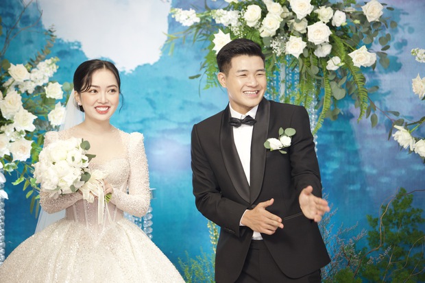  Toàn cảnh đám cưới Hà Đức Chinh - Mai Hà Trang: Không gian tiệc gần 1 tỷ đồng, khách mời toàn ngôi sao, visual cô dâu chú rể hoàn hảo - Ảnh 1.