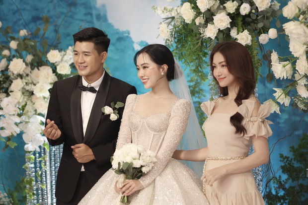  Toàn cảnh đám cưới Hà Đức Chinh - Mai Hà Trang: Không gian tiệc gần 1 tỷ đồng, khách mời toàn ngôi sao, visual cô dâu chú rể hoàn hảo - Ảnh 7.