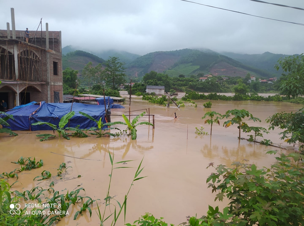 Mưa lũ lớn ở Bắc Giang, hàng trăm ngôi nhà chìm trong biển nước - Ảnh 9.