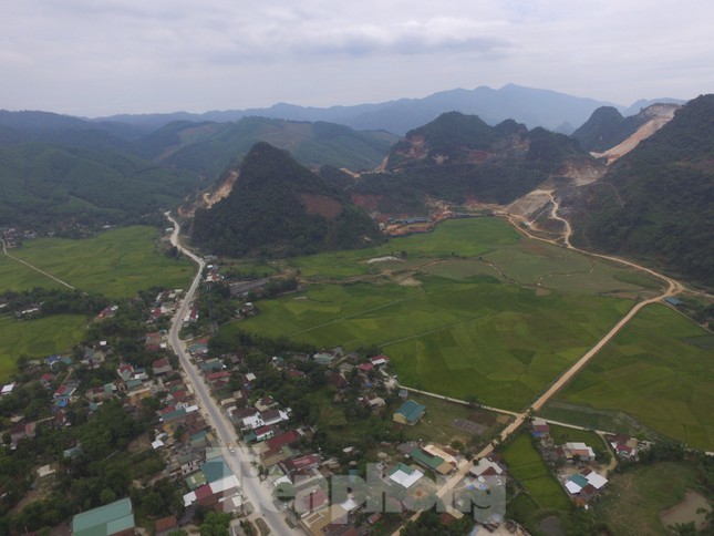  Vụ đất sụt, nhà nứt, giếng cạn bất thường ở Nghệ An: Tạm đình chỉ doanh nghiệp khai thác nước ngầm  - Ảnh 1.
