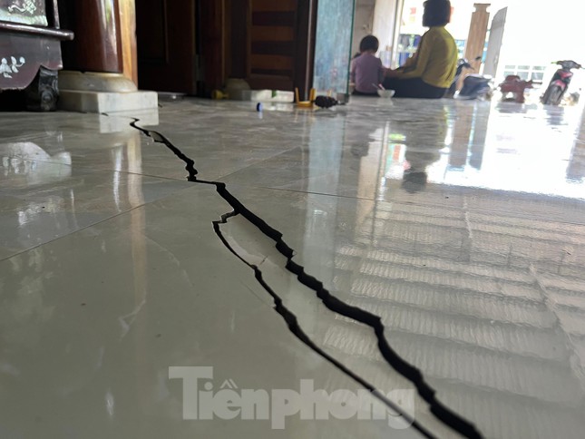  Vụ đất sụt, nhà nứt, giếng cạn bất thường ở Nghệ An: Tạm đình chỉ doanh nghiệp khai thác nước ngầm  - Ảnh 2.