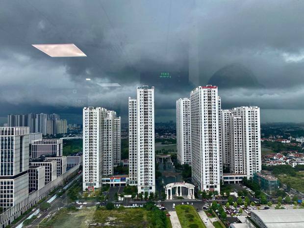 Chùm ảnh: Mây đen giăng kín đầu giờ chiều, bầu trời Hà Nội tối om đón cơn mưa như trút nước - Ảnh 3.