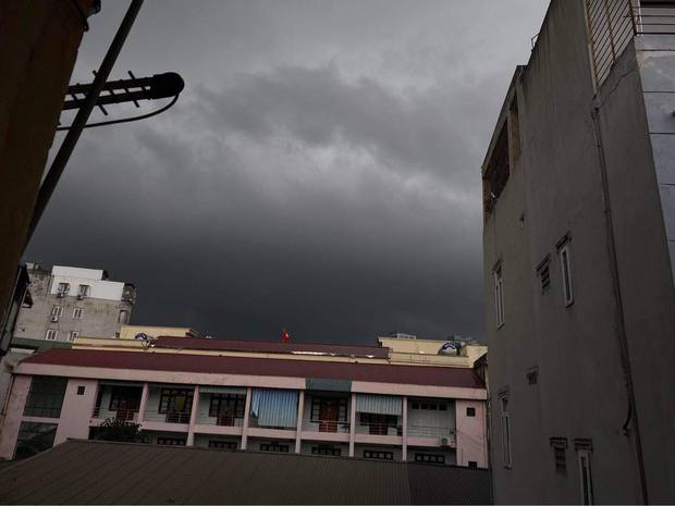  Chùm ảnh: Mây đen giăng kín đầu giờ chiều, bầu trời Hà Nội tối om đón cơn mưa như trút nước - Ảnh 4.
