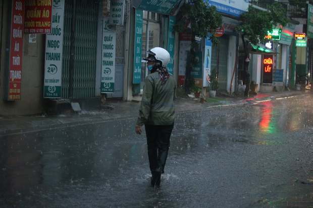  Chùm ảnh: Mây đen giăng kín đầu giờ chiều, bầu trời Hà Nội tối om đón cơn mưa như trút nước - Ảnh 7.