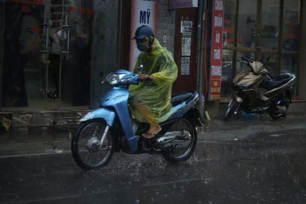  Chùm ảnh: Mây đen giăng kín đầu giờ chiều, bầu trời Hà Nội tối om đón cơn mưa như trút nước - Ảnh 8.