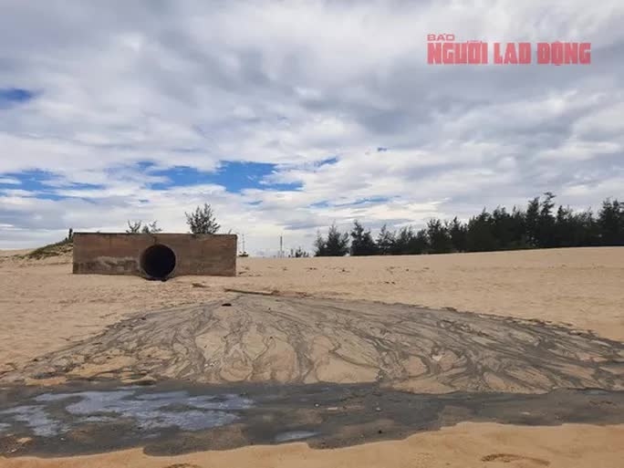 Quảng Bình: Xuất hiện cống xả nước thải đen ngòm ra bãi biển ở Đồng Hới - Ảnh 2.