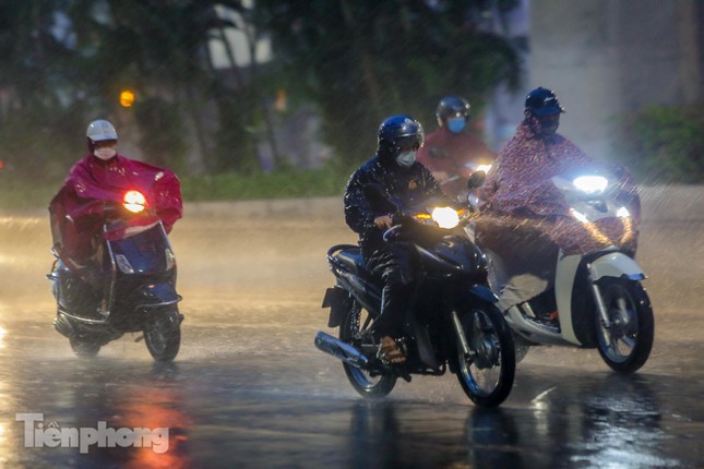  Gió mùa đông bắc sắp tràn về, Hà Nội mưa rào và dông từ đêm mai  - Ảnh 1.