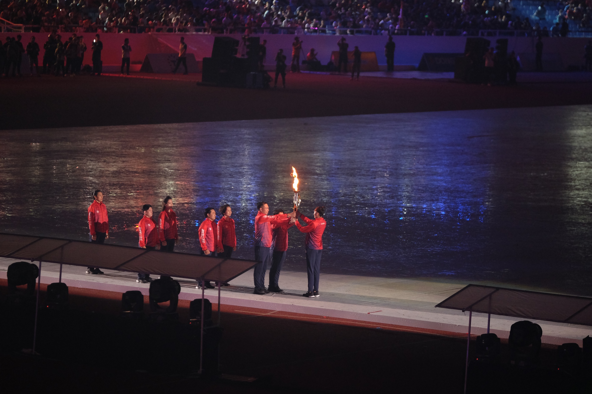 Những khoảnh khắc ấn tượng nhất lễ khai mạc SEA Games 31: Pháo hoa thắp sáng chảo lửa Mỹ Đình, những nụ cười tươi ánh lên niềm tự hào dân tộc đã lâu rồi mới thấy! - Ảnh 18.