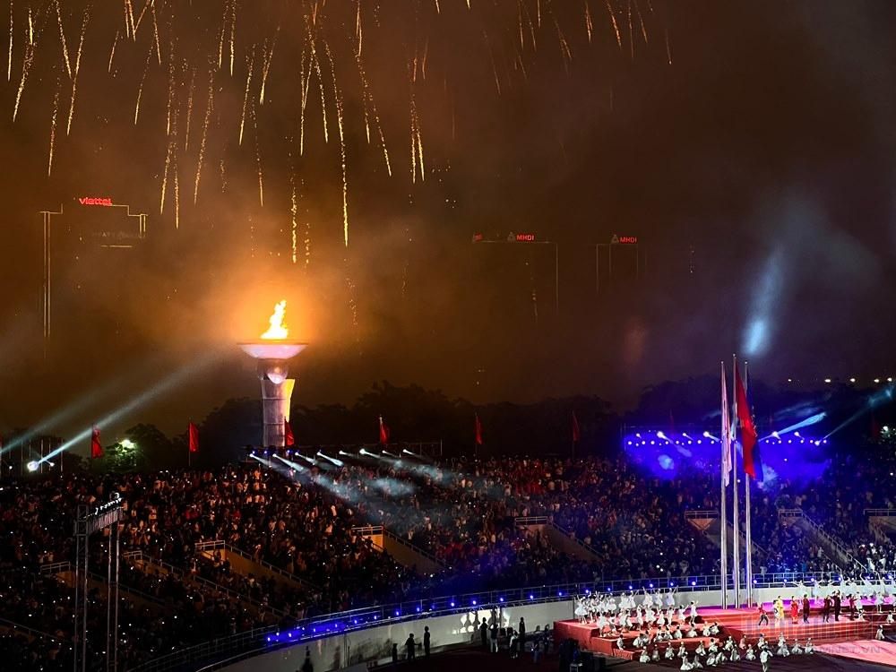 Những khoảnh khắc ấn tượng nhất lễ khai mạc SEA Games 31: Pháo hoa thắp sáng chảo lửa Mỹ Đình, những nụ cười tươi ánh lên niềm tự hào dân tộc đã lâu rồi mới thấy! - Ảnh 19.