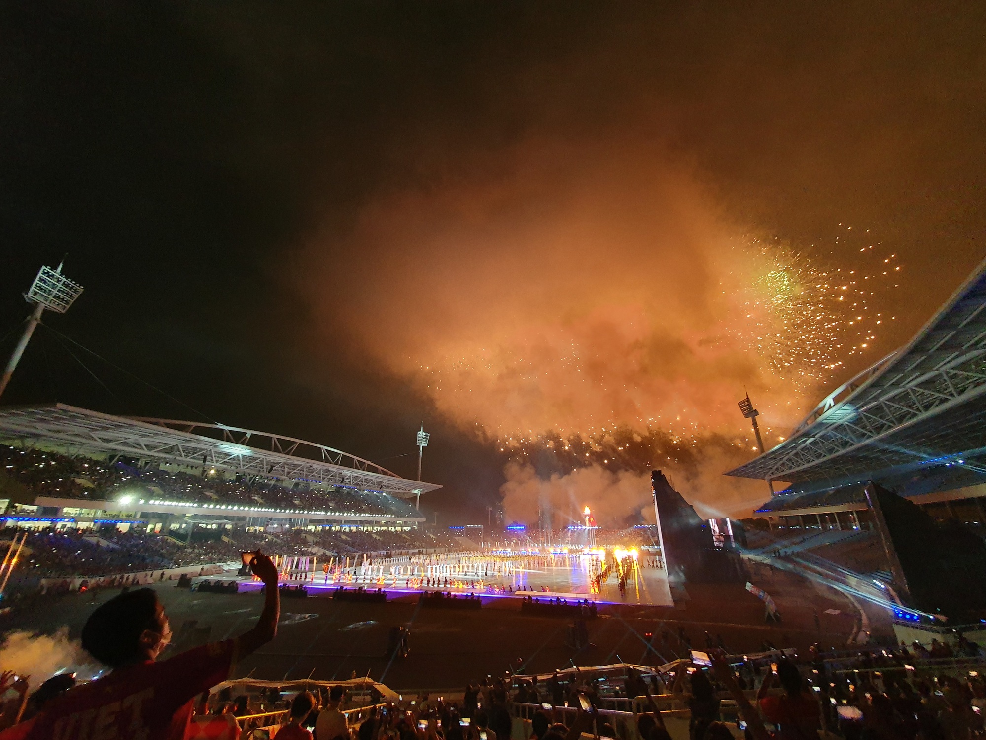 Những khoảnh khắc ấn tượng nhất lễ khai mạc SEA Games 31: Pháo hoa thắp sáng chảo lửa Mỹ Đình, những nụ cười tươi ánh lên niềm tự hào dân tộc đã lâu rồi mới thấy! - Ảnh 20.