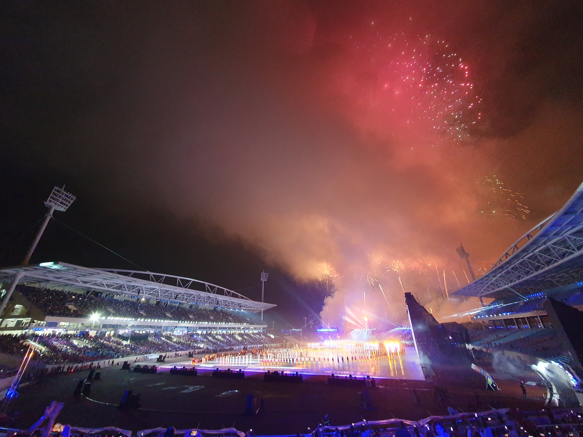 Những khoảnh khắc ấn tượng nhất lễ khai mạc SEA Games 31: Pháo hoa thắp sáng chảo lửa Mỹ Đình, những nụ cười tươi ánh lên niềm tự hào dân tộc đã lâu rồi mới thấy! - Ảnh 21.
