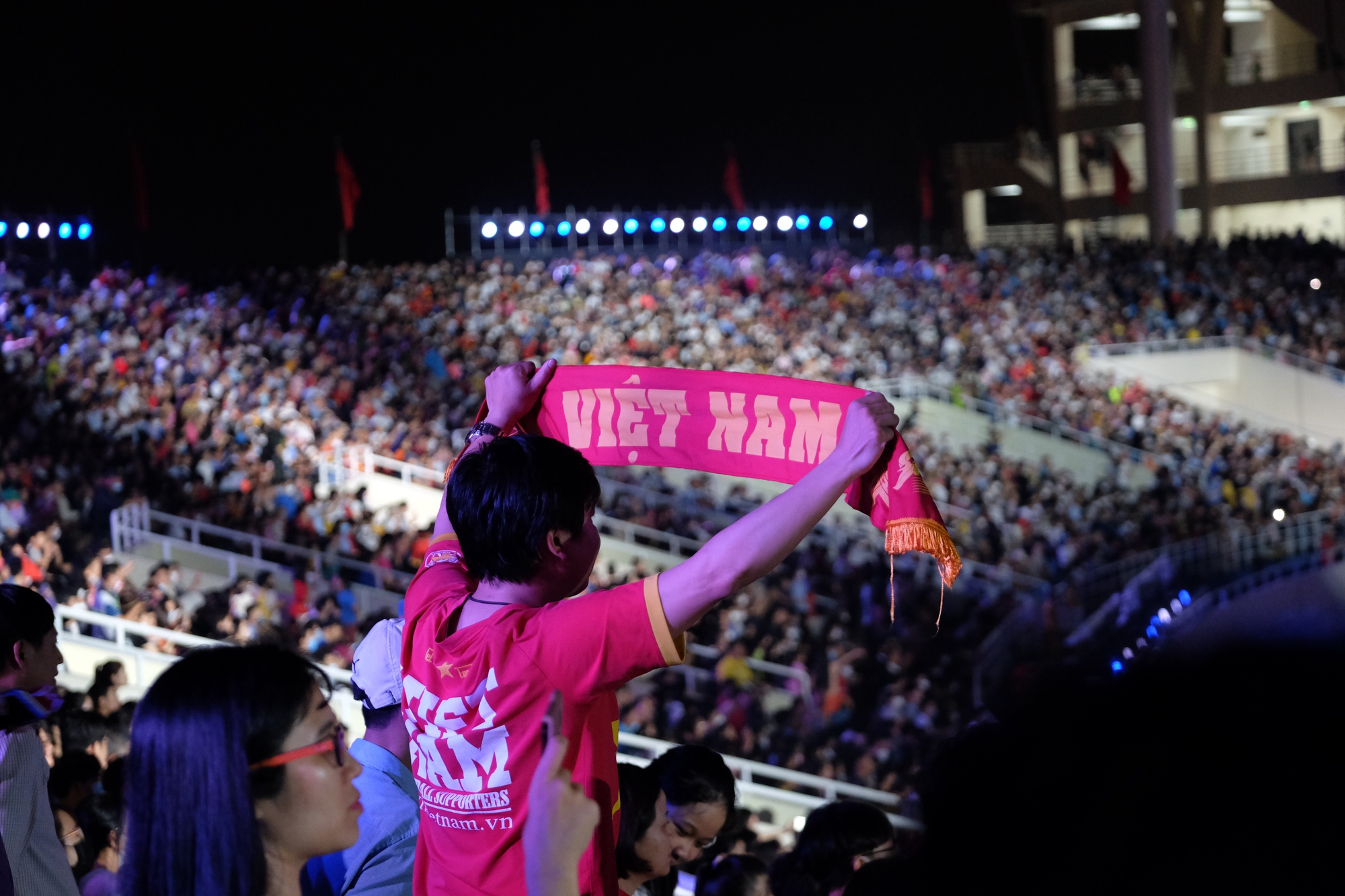 Những khoảnh khắc ấn tượng nhất lễ khai mạc SEA Games 31: Pháo hoa thắp sáng chảo lửa Mỹ Đình, những nụ cười tươi ánh lên niềm tự hào dân tộc đã lâu rồi mới thấy! - Ảnh 24.