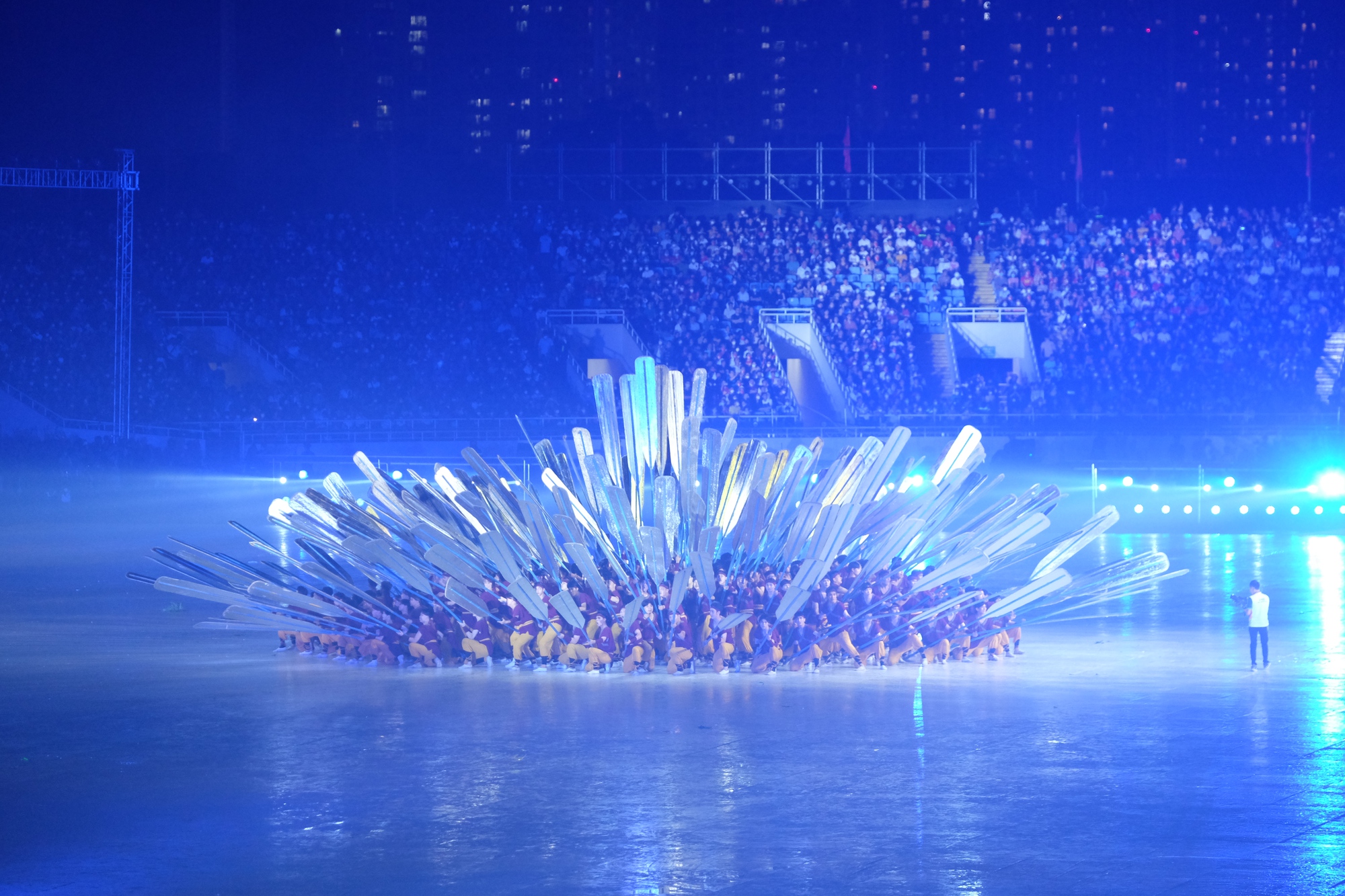 Những khoảnh khắc ấn tượng nhất lễ khai mạc SEA Games 31: Pháo hoa thắp sáng chảo lửa Mỹ Đình, những nụ cười tươi ánh lên niềm tự hào dân tộc đã lâu rồi mới thấy! - Ảnh 4.