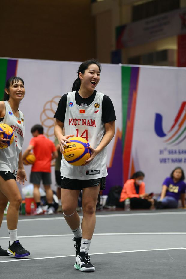 Gặp gỡ cặp phụ huynh di chuyển nửa vòng trái đất để ủng hộ con gái thi đấu cho tuyển bóng rổ Việt Nam - Ảnh 6.