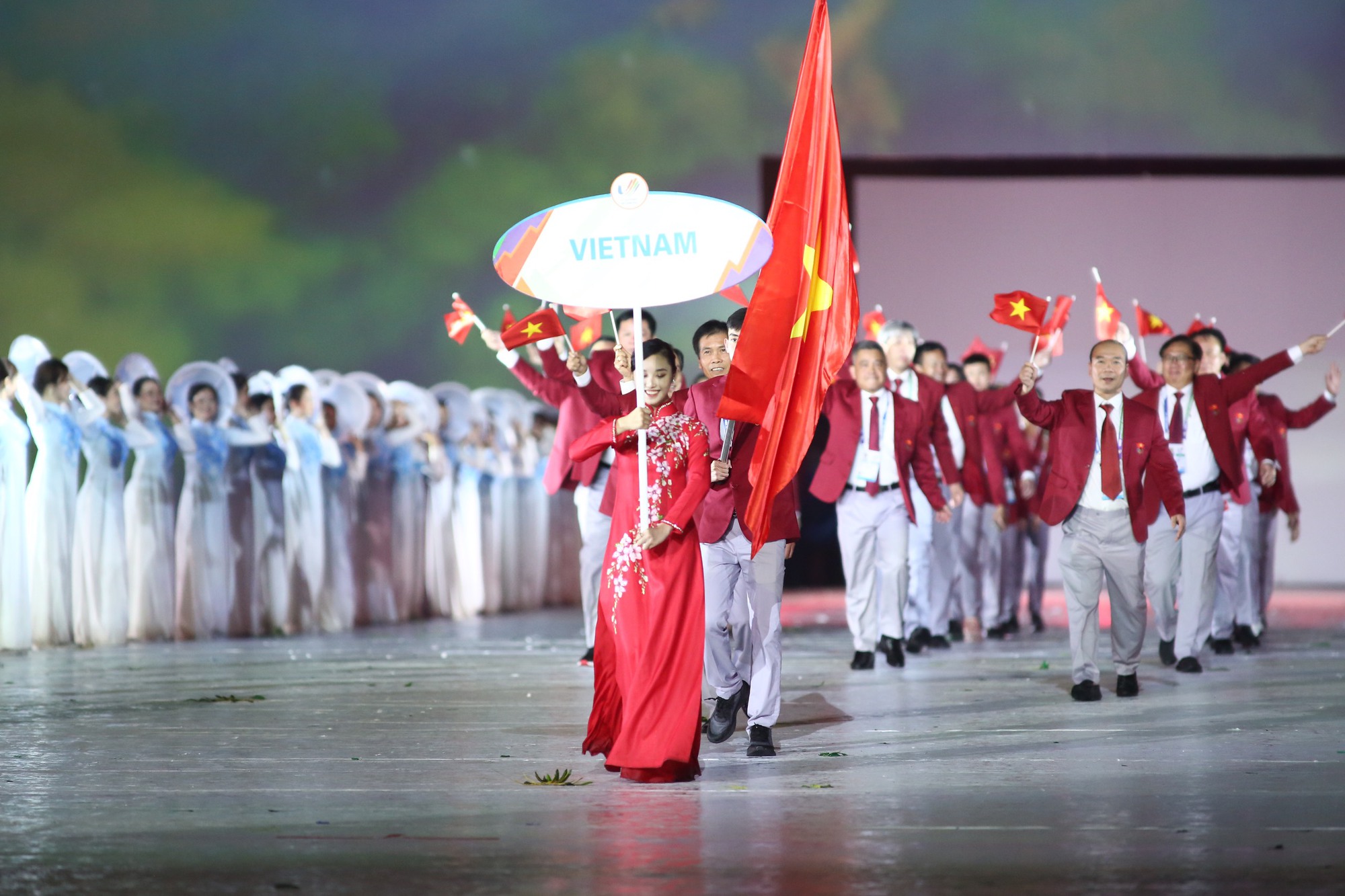 Những khoảnh khắc ấn tượng nhất lễ khai mạc SEA Games 31: Pháo hoa thắp sáng chảo lửa Mỹ Đình, những nụ cười tươi ánh lên niềm tự hào dân tộc đã lâu rồi mới thấy! - Ảnh 7.