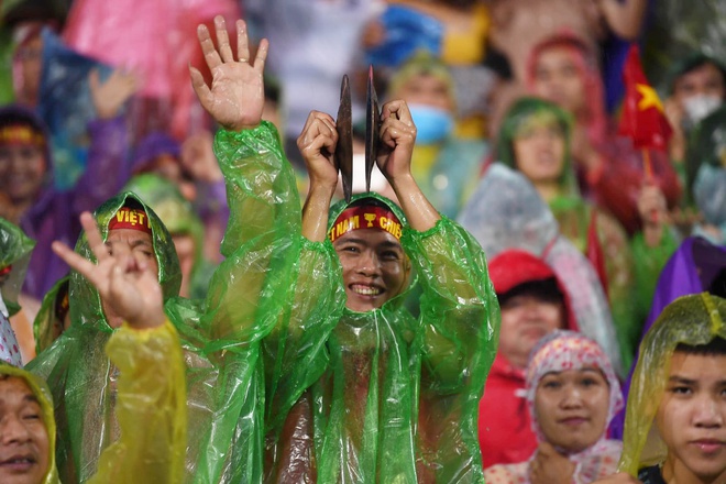  Khoảnh khắc vỡ òa ở phố đi bộ Nguyễn Huệ sau chiến thắng của U23 Việt Nam: CĐV hò reo ăn mừng dưới mưa - Ảnh 12.