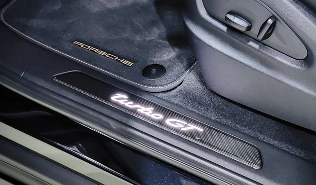 Nghe thử ống xả hàng hiệu tự đổi màu lần đầu có trên Porsche Cayenne Turbo GT giá 13 tỷ đồng tại Việt Nam - Ảnh 14.