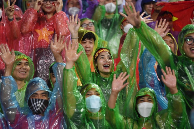  Khoảnh khắc vỡ òa ở phố đi bộ Nguyễn Huệ sau chiến thắng của U23 Việt Nam: CĐV hò reo ăn mừng dưới mưa - Ảnh 8.