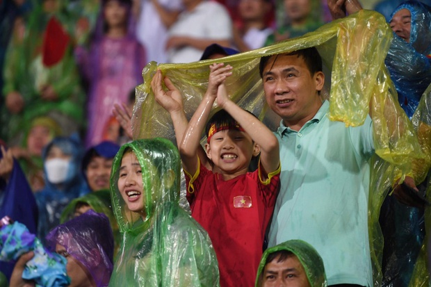  Khoảnh khắc vỡ òa ở phố đi bộ Nguyễn Huệ sau chiến thắng của U23 Việt Nam: CĐV hò reo ăn mừng dưới mưa - Ảnh 9.