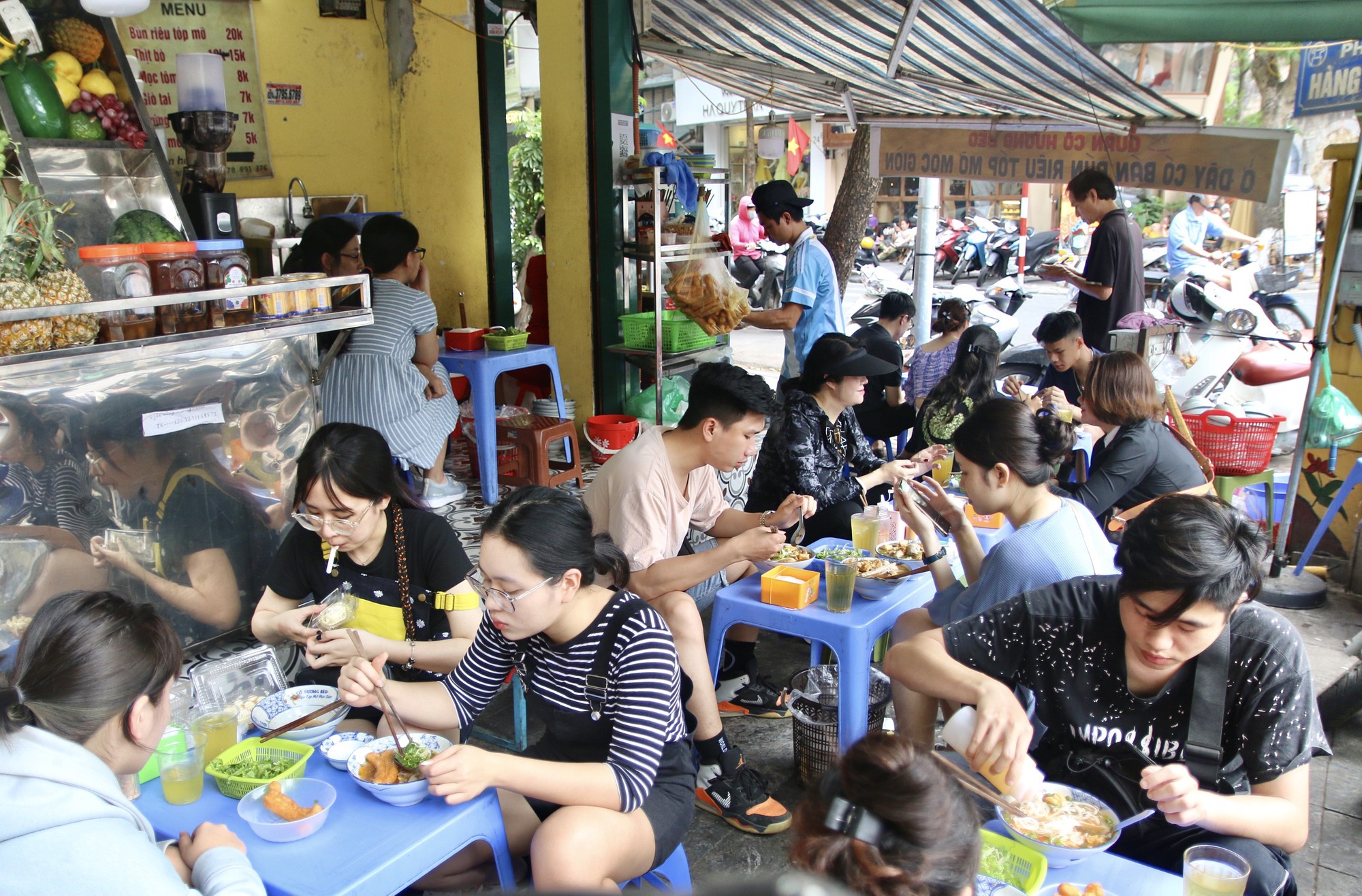 Topping và nguyên liệu đặc sắc của Bún Riêu Hàng Cót