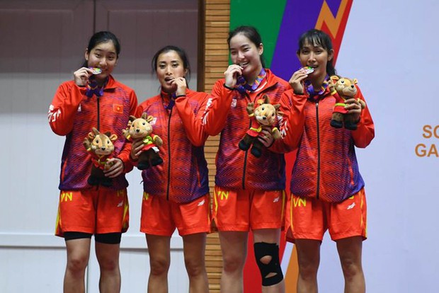 Cặp chị em sinh đôi tại SEA Games 31: Hiện tượng bóng rổ từ Mỹ về Việt Nam thi đấu, sở hữu loạt khoảnh khắc dễ thương - Ảnh 19.