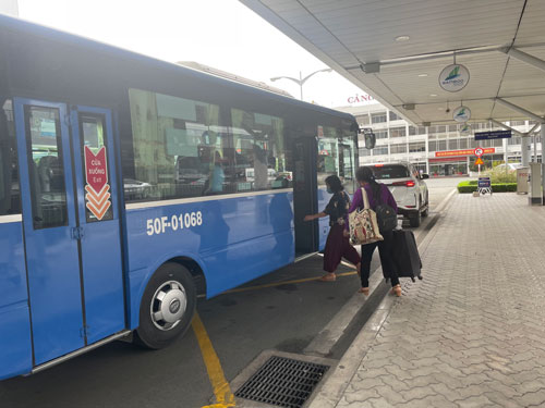 Thêm nhiều hành khách tố bị “làm giá” khi đặt xe ở sân bay Tân Sơn Nhất - Ảnh 2.
