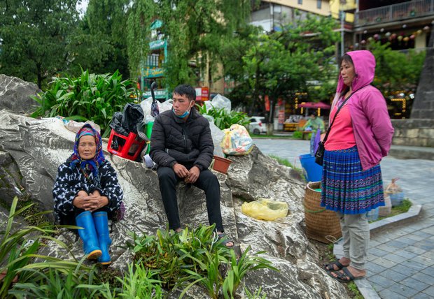  Sa Pa chuyển rét đậm giữa tháng 5, nhiều du khách thích thú trải nghiệm phố núi yên bình - Ảnh 3.