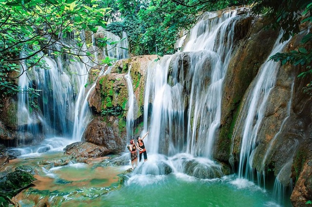 Tây Bắc mùa này đẹp sững sờ: Nơi có đỉnh đèo được ví ‘tuyệt tác của thiên nhiên’, nơi có thác Dải Yếm vắt lưng chừng trời như suối tóc tiên nữ… mà chi phí siêu rẻ! - Ảnh 3.