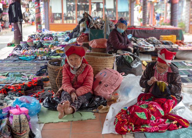  Sa Pa chuyển rét đậm giữa tháng 5, nhiều du khách thích thú trải nghiệm phố núi yên bình - Ảnh 8.