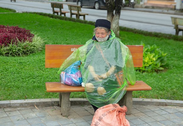  Sa Pa chuyển rét đậm giữa tháng 5, nhiều du khách thích thú trải nghiệm phố núi yên bình - Ảnh 9.