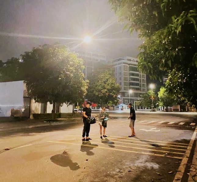  Nhiều người dùng dụng cụ tự chế hái xoài trên đường 10 làn ở Hạ Long  - Ảnh 9.